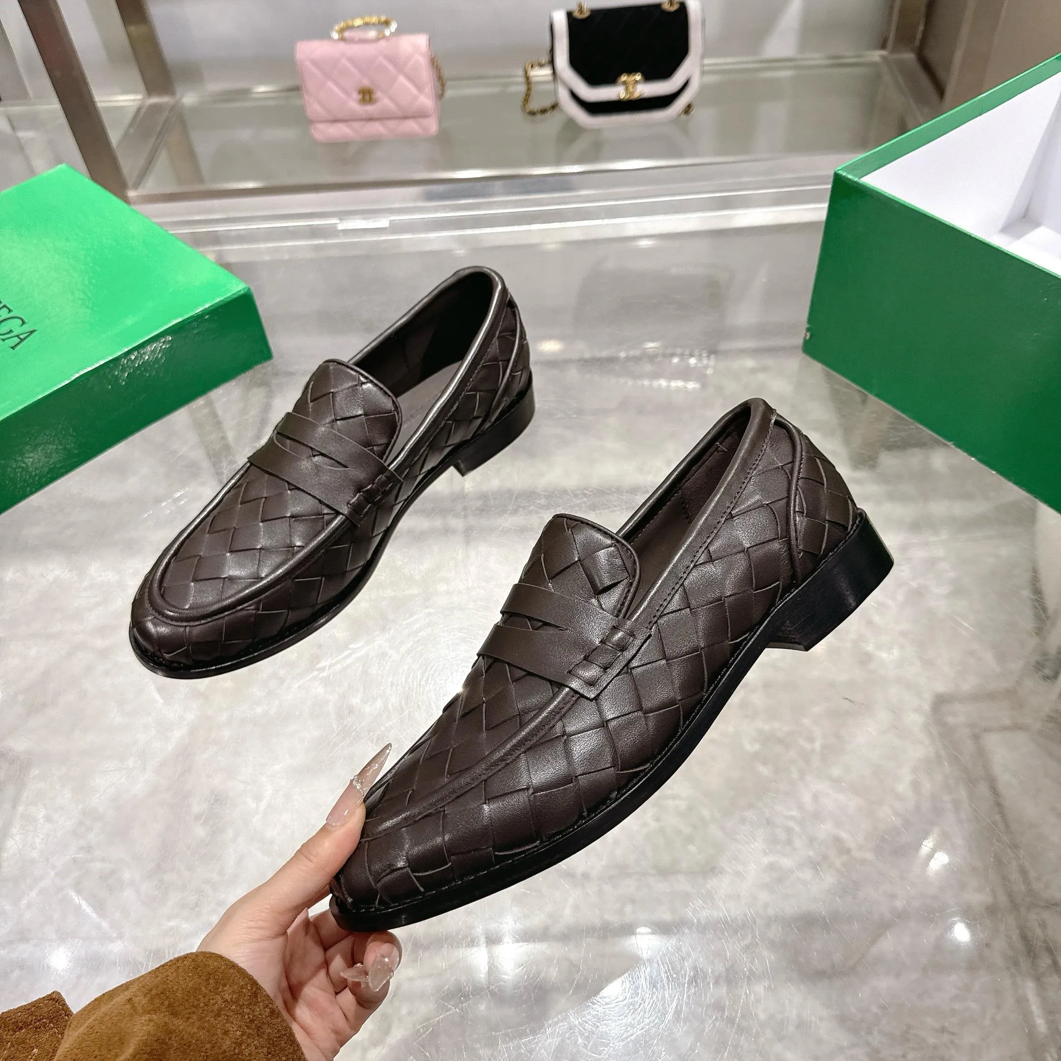 [BV] Top P: 820💰Size for couples: Female 35-39 Male 39--44 (Female 40. Male 38.45.46.47 customization is not returnable) [Note‼ ️] Add 💰 to size 46, add 💰 to size 47. Bottega Veneta small round toe braided formal leather shoes for couples in 2026 spring counters! Grained cowhide woven! Solid color Niuli! Leather outsole! [Rose][Rose]! Purely hand-woven and operated, the original board is reproduced one-to-one! quality assurance!